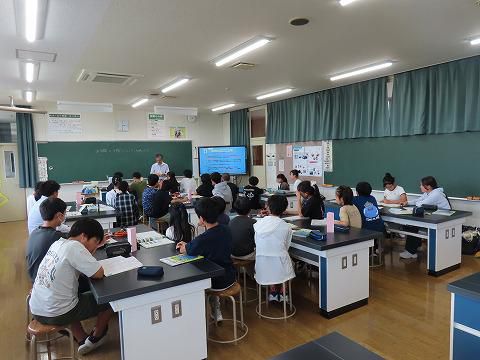 ６年生　中学校壮行式見学・社会科の体験授業
