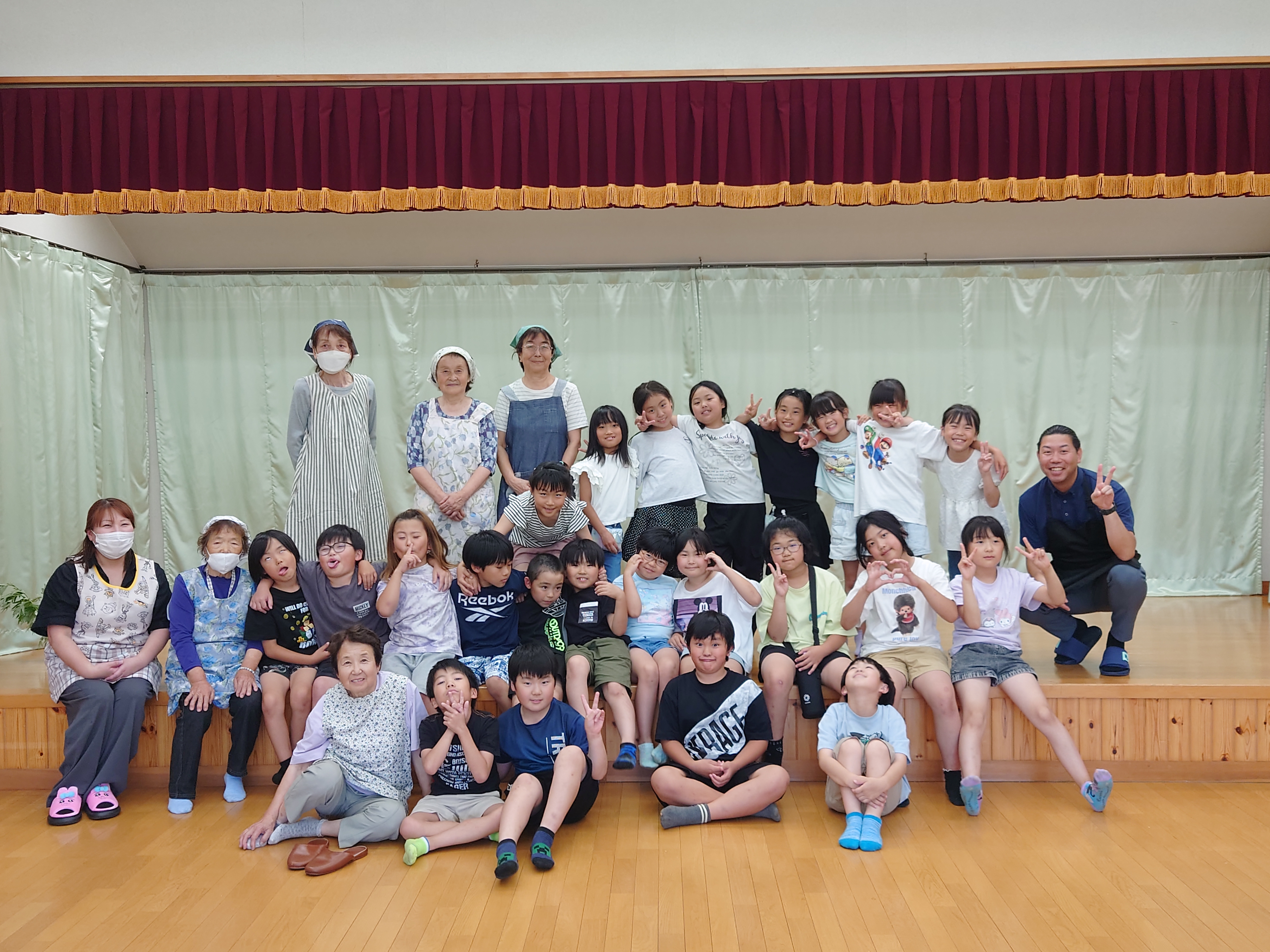 第2小学校との交流会・よもぎ団子作り(西部地区まちづくりセンター)