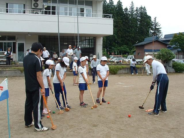 小学性との交流グランドゴルフ大会（西部地区公民館）