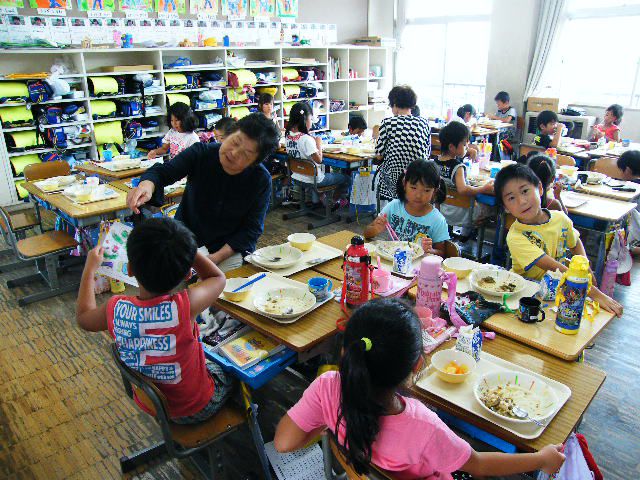 第一小学校へリサイクル会のばっちゃが子供達と給食会