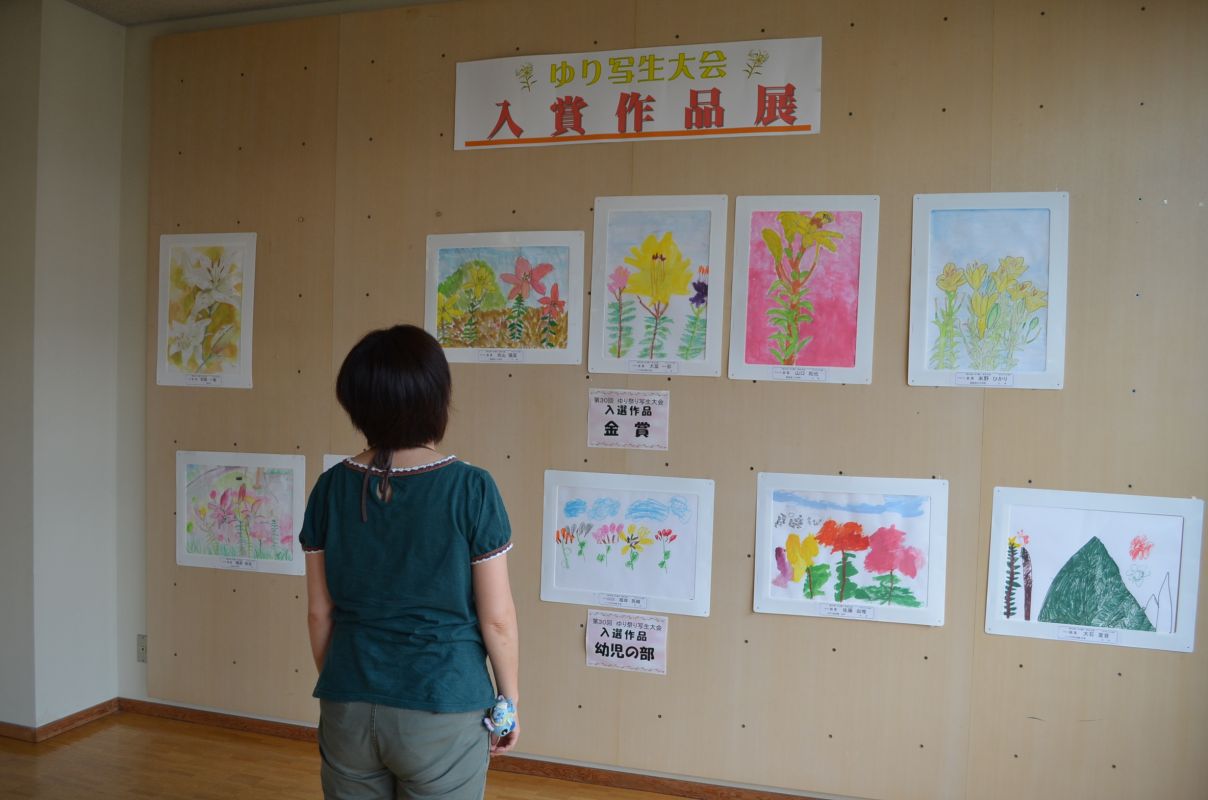 ゆり写生大会入賞者展示見学　（中部地区公民館）