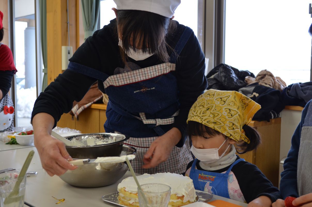 クリスマスケーキ作り（中部地区公民館）