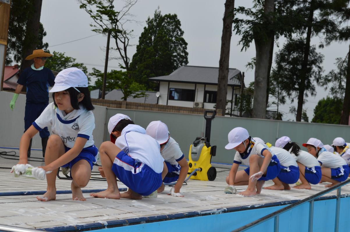 EM菌で子供たちとプール清掃