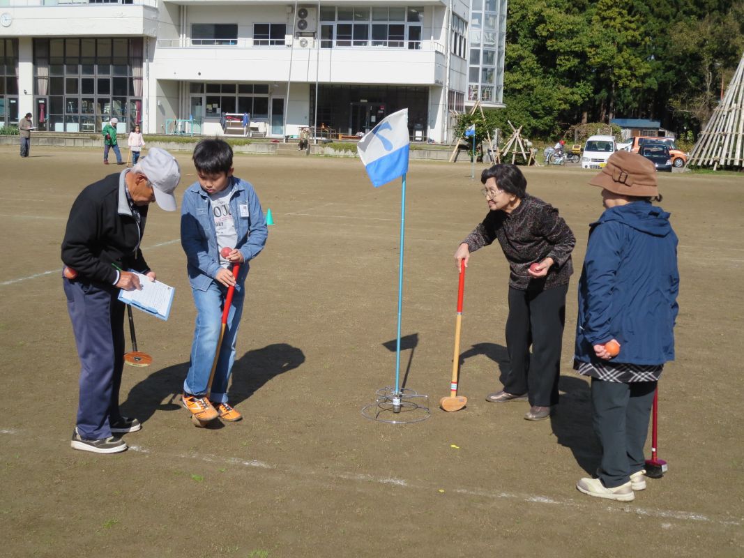 小学生とふるさと学園、高齢者のグランドゴルフ大会