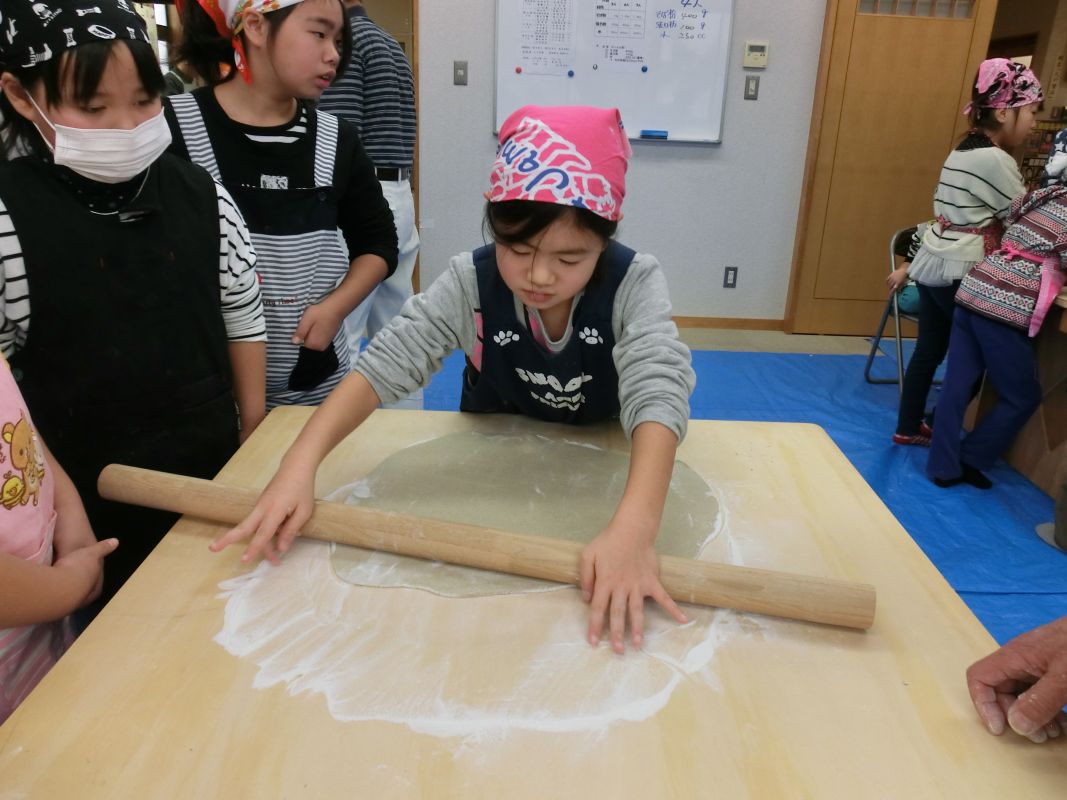 ふるさと学園と小学生のそば打ち教室