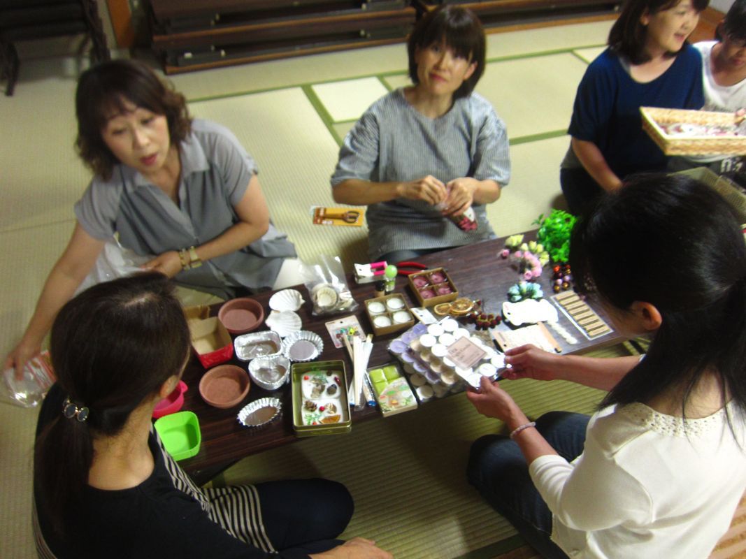秋桜倶楽部ｱﾛﾏワックスバー作りに挑戦（白椿地区公民館）