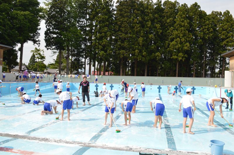 真夏を思わせる日差しの中、恒例のプール清掃！