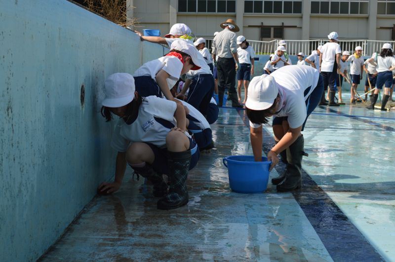 手ノ子小学校プール清掃奉仕
