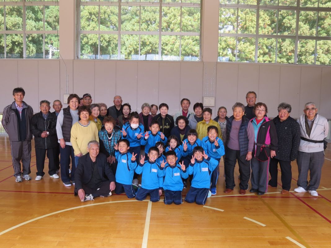 ふるさと学園と小学生、高齢者とのグランドゴルフ大会