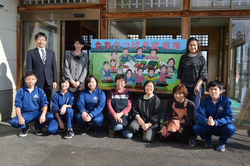 飯豊中学校美術部生徒が笑顔看板をおばあちゃんたちに