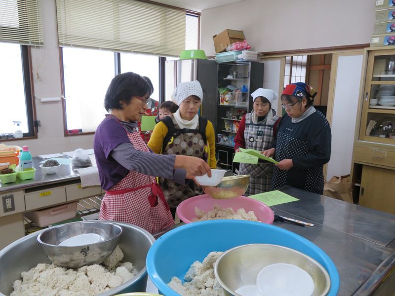 いちごクラブ味噌つくり講習会（白椿地区公民館）