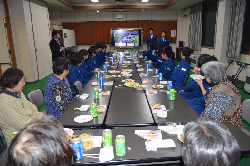 飯豊中学校美術部生徒の皆さんを招いて