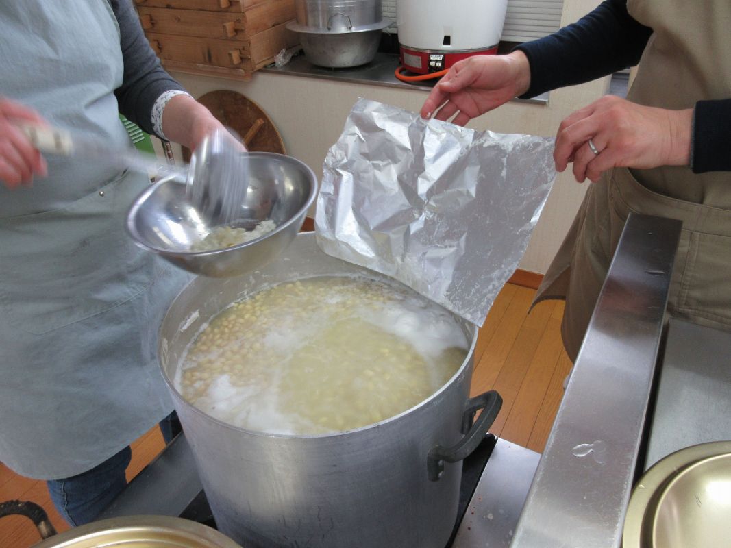 高峰食改のみそ作り