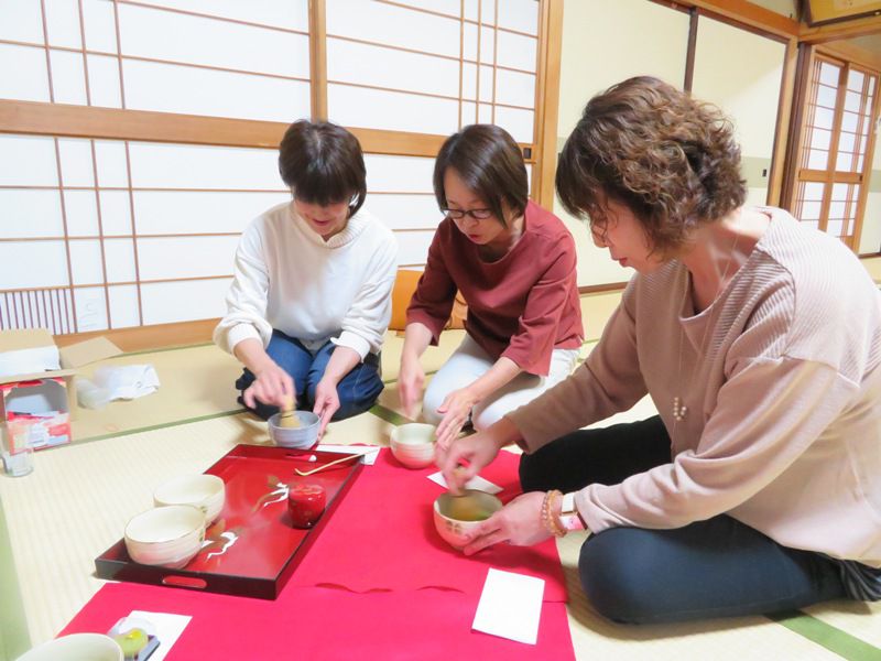 秋桜倶楽部お抹茶教室（白椿地区公民館）