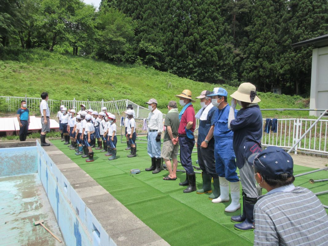地域の方と一緒に小学校のプール清掃