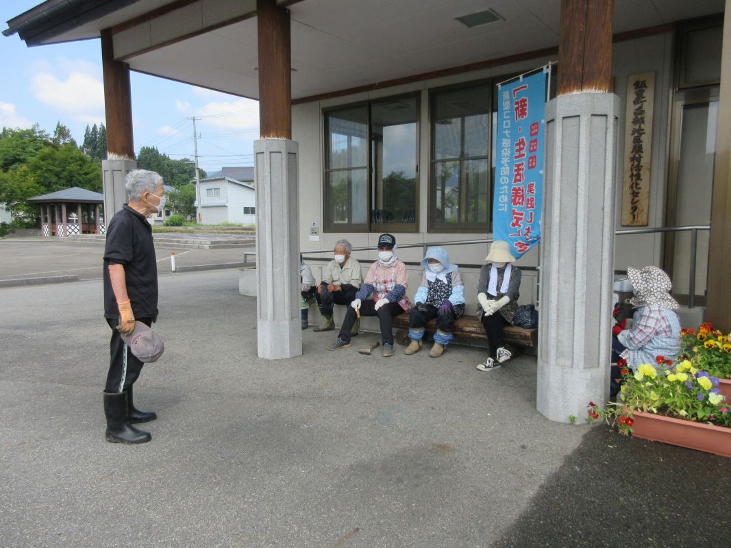 公民館花壇の草むしり