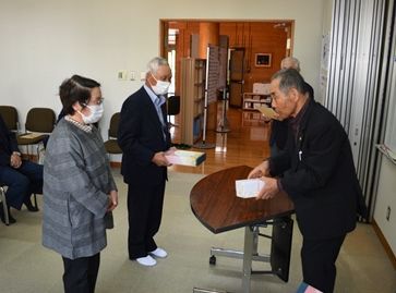 山新おしどり金婚さん顕彰記念品贈呈式