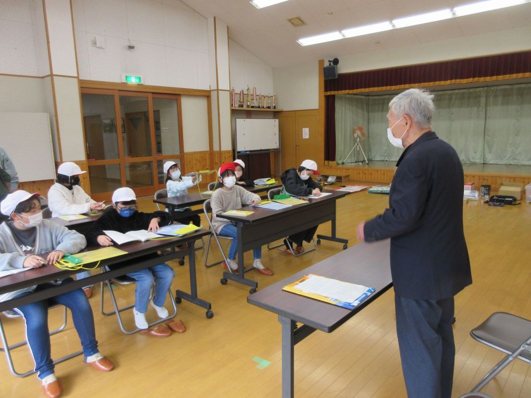 小学生が避難所施設見学に来館（西部地区公民館）