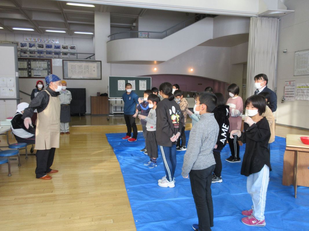 ふるさと学園と小学生との交流会（西部地区公民館）