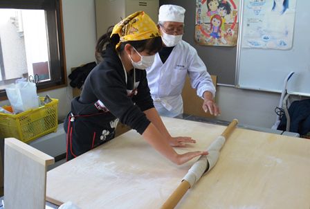 東部地区「卒業生親子そば打ち体験教室」