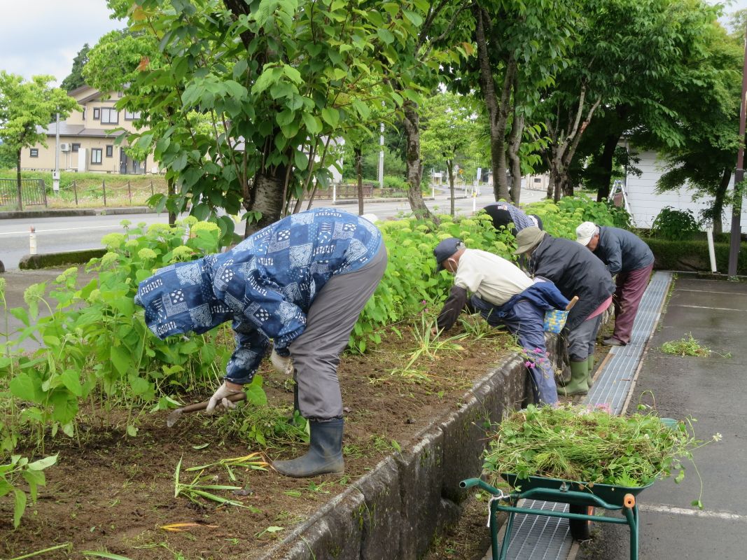 手ノ子町分館寿クラブのみなさんが花壇の手入れをしてくださいました（西部地区公民館）