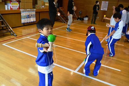 東部地区子ども会育成会「けん玉道場といも煮会」開催