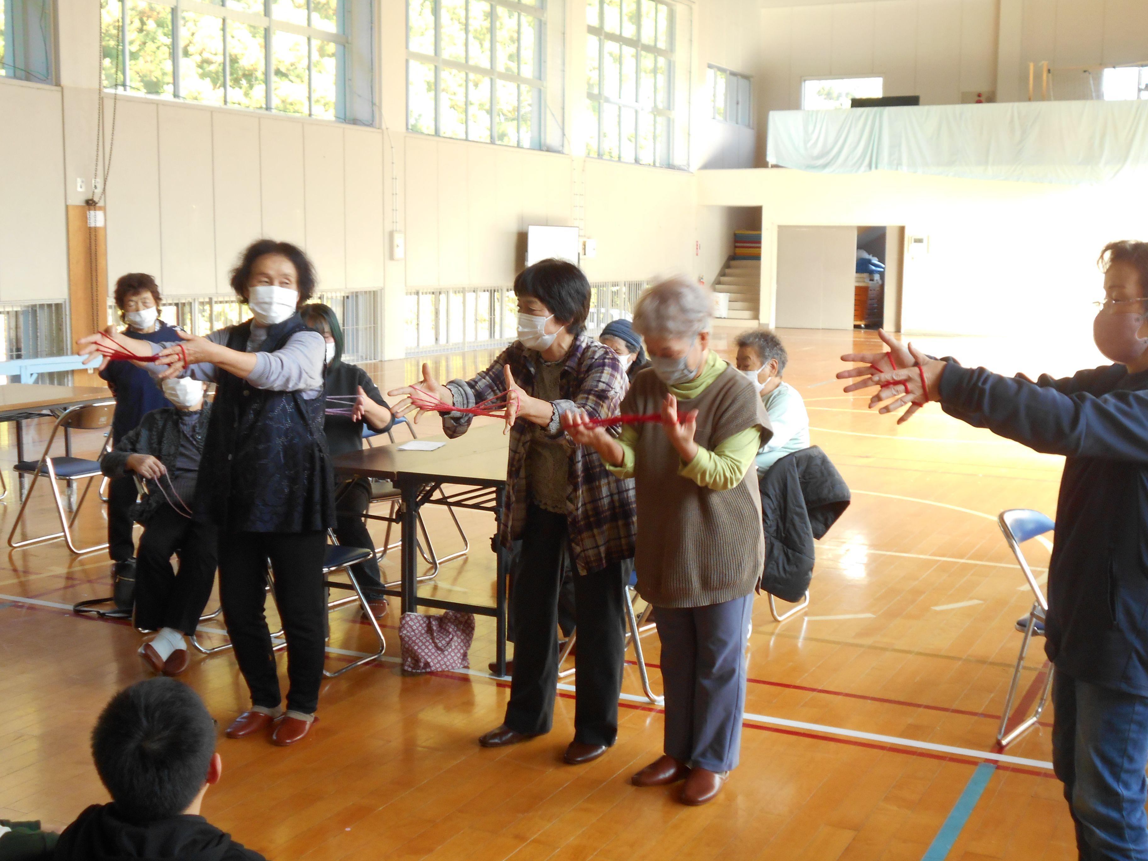 あやとり遊び～さわやかクラブ・手ノ子小学校交流（西部地区公民館）