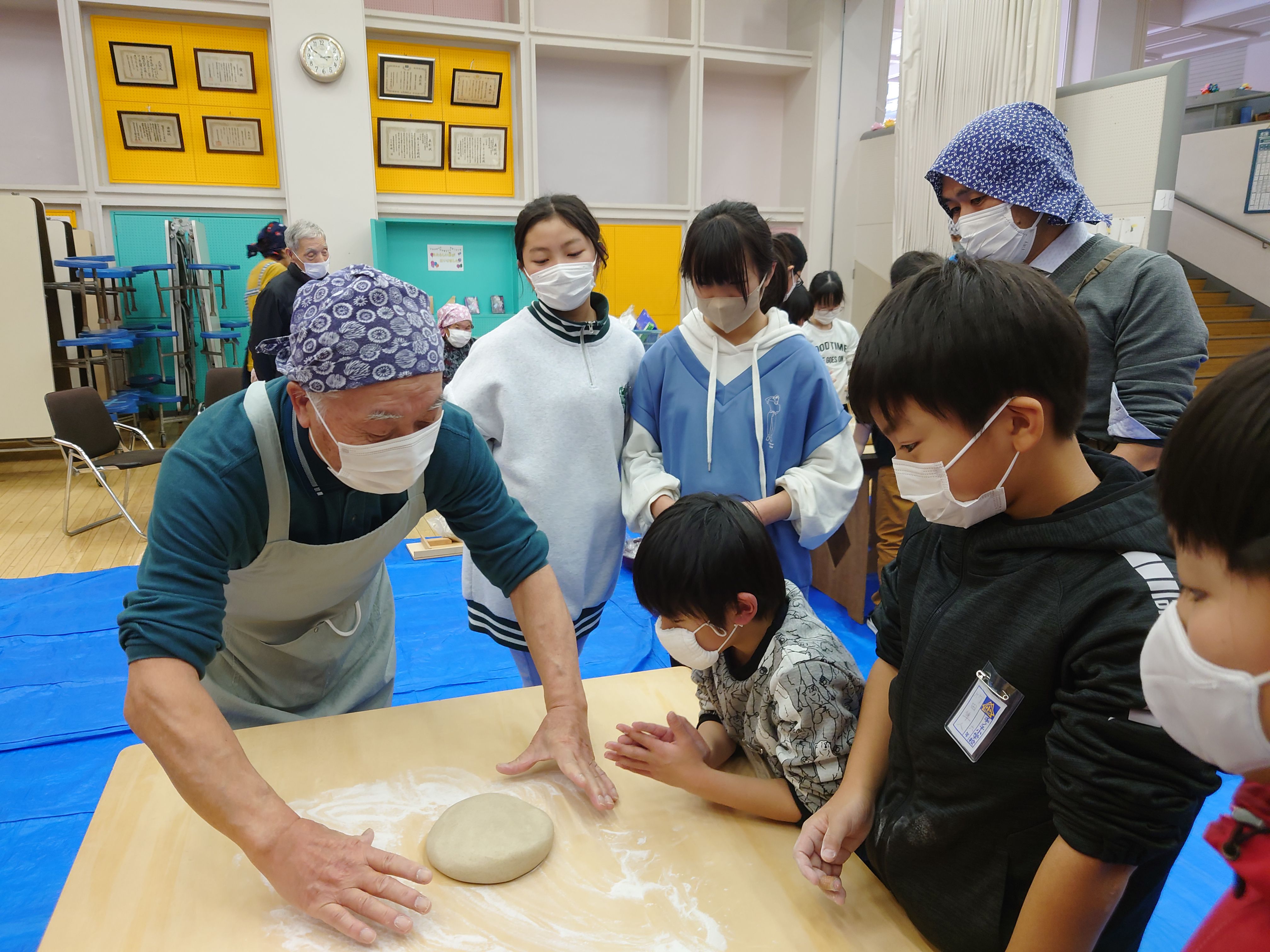 「ふるさと学園」小学生とそば打ち交流会（西部地区公民館）
