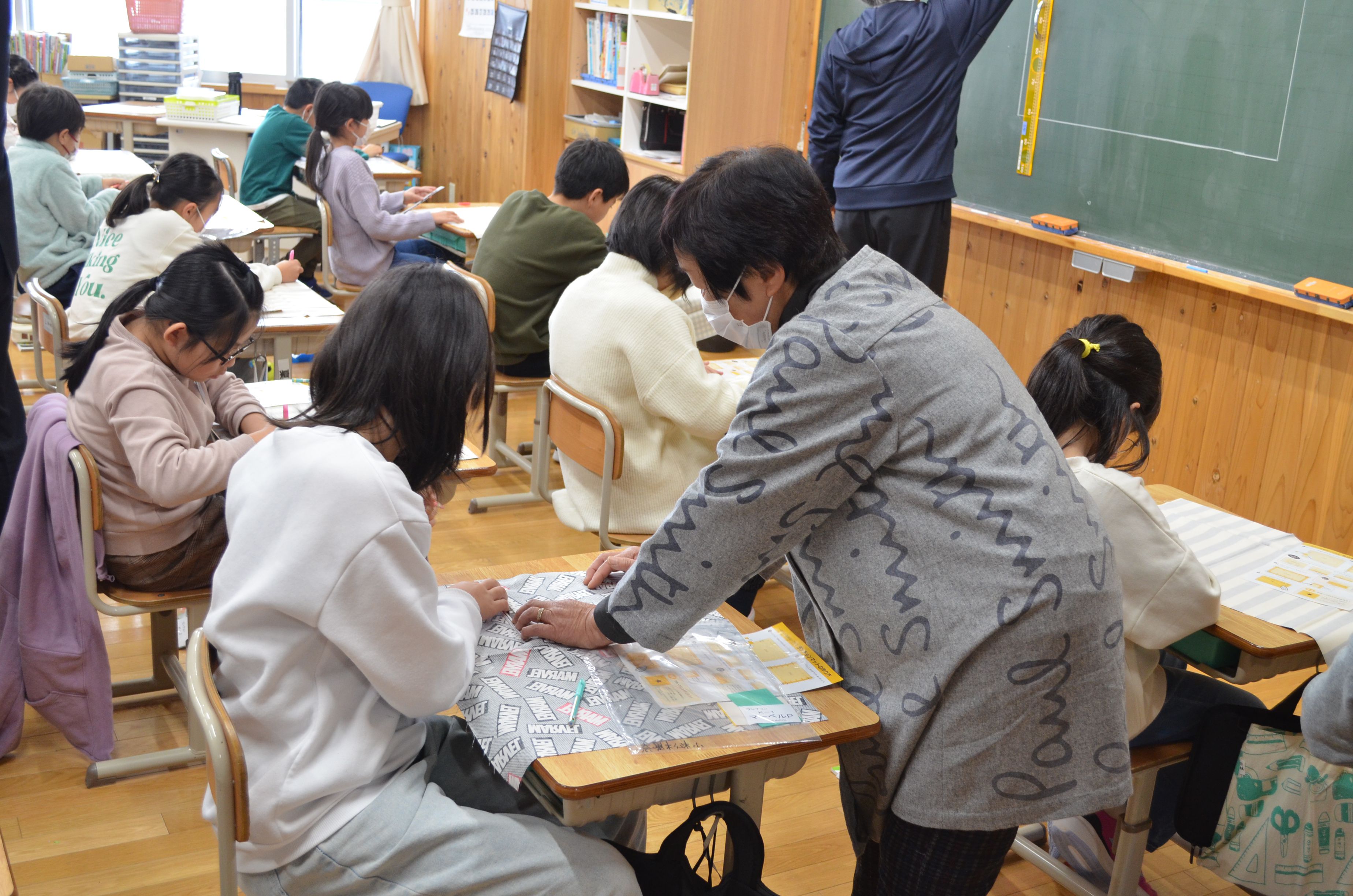 地域ボランティア　（第一小学校へ家庭科訪問）