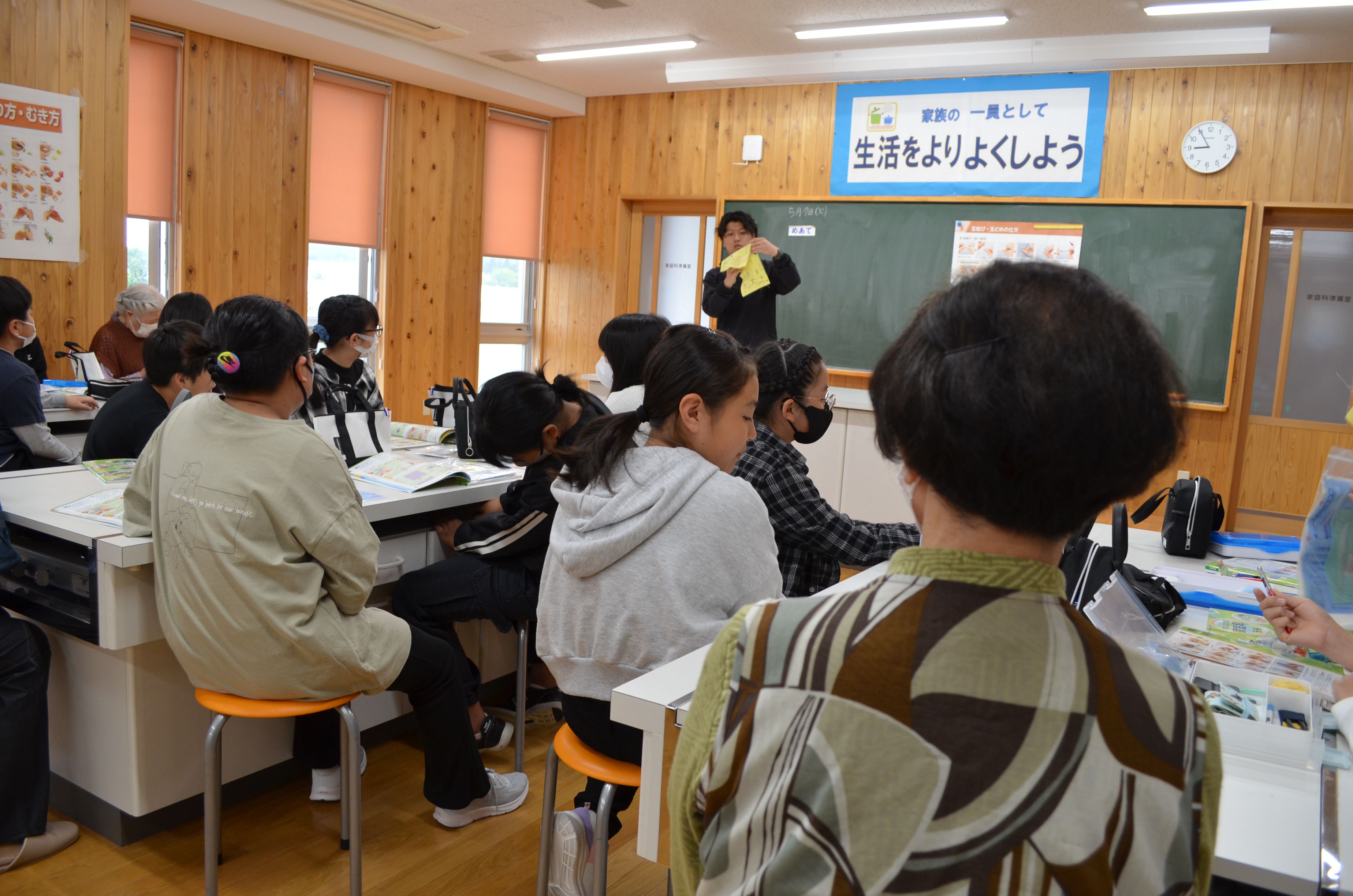 第一小学校家庭科お手伝い（地域世代交流）