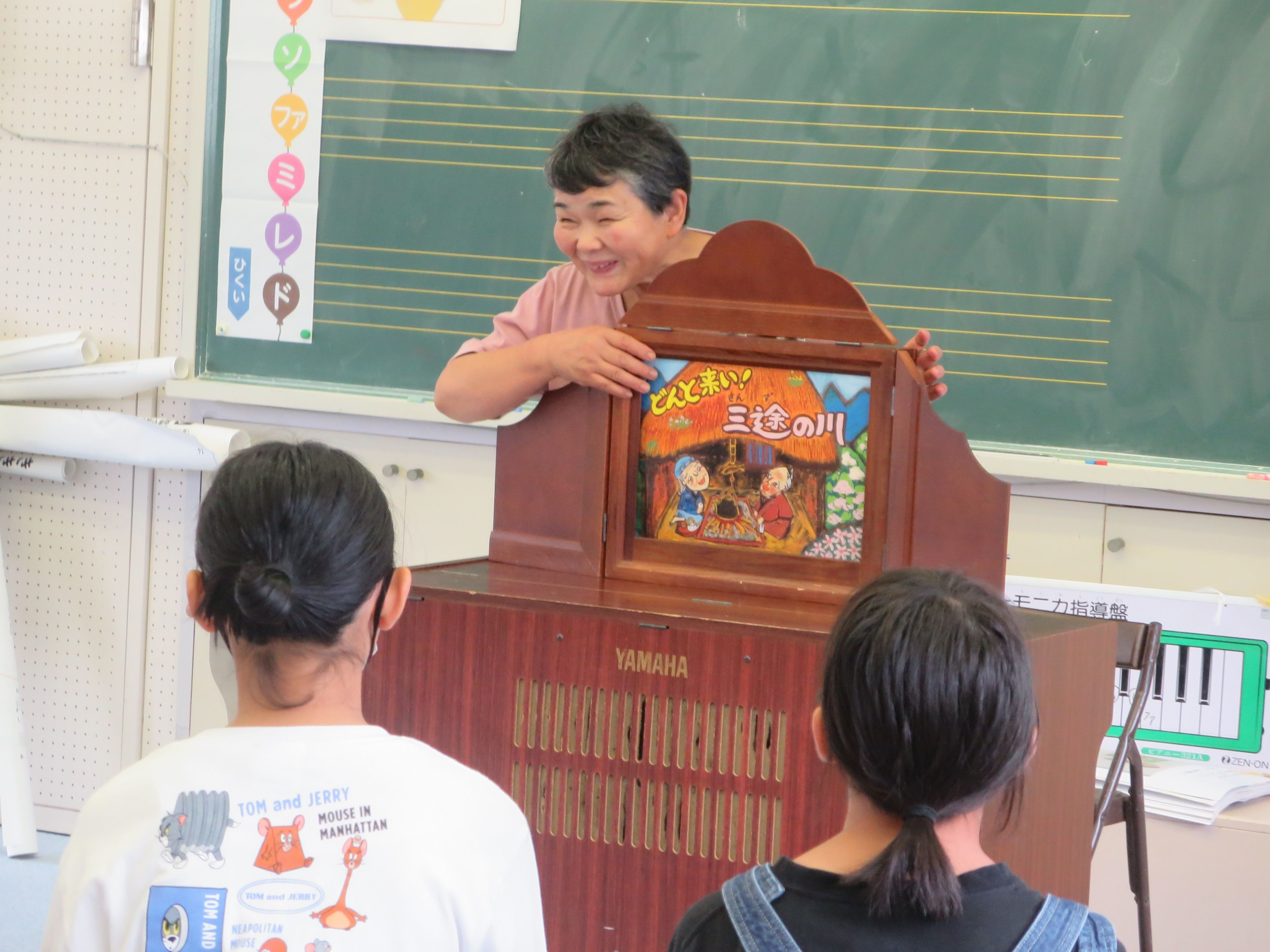 方言紙芝居～さわやかクラブ・手ノ子小学校交流（西部地区公民館）