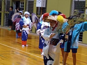 伝統受け継ぐ椿念仏踊り（白椿地区公民館）