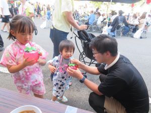 にぎわった椿縁日（白椿地区公民館）