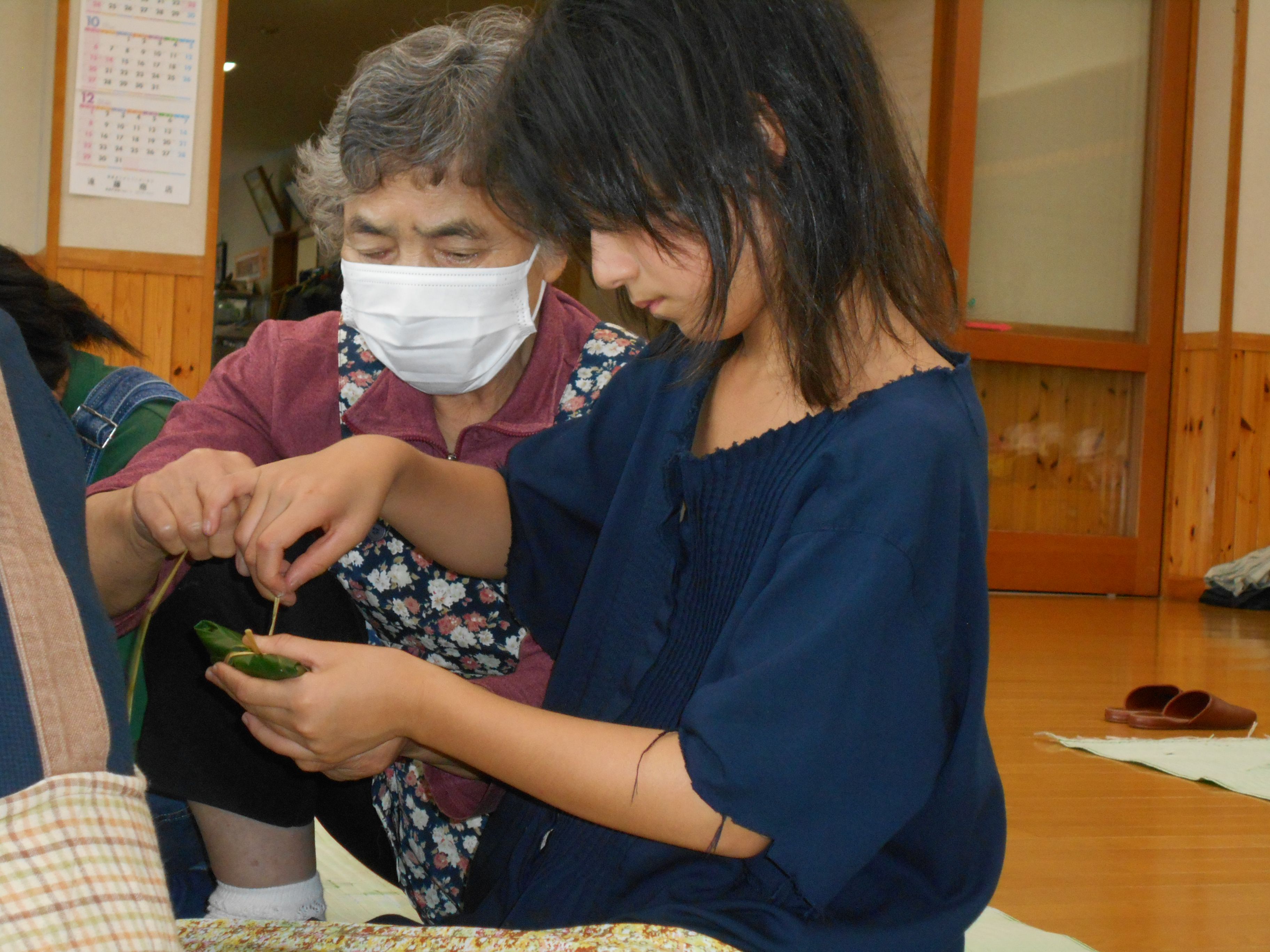 笹巻づくり～さわやかクラブ・手ノ子小学校交流（西部地区公民館）