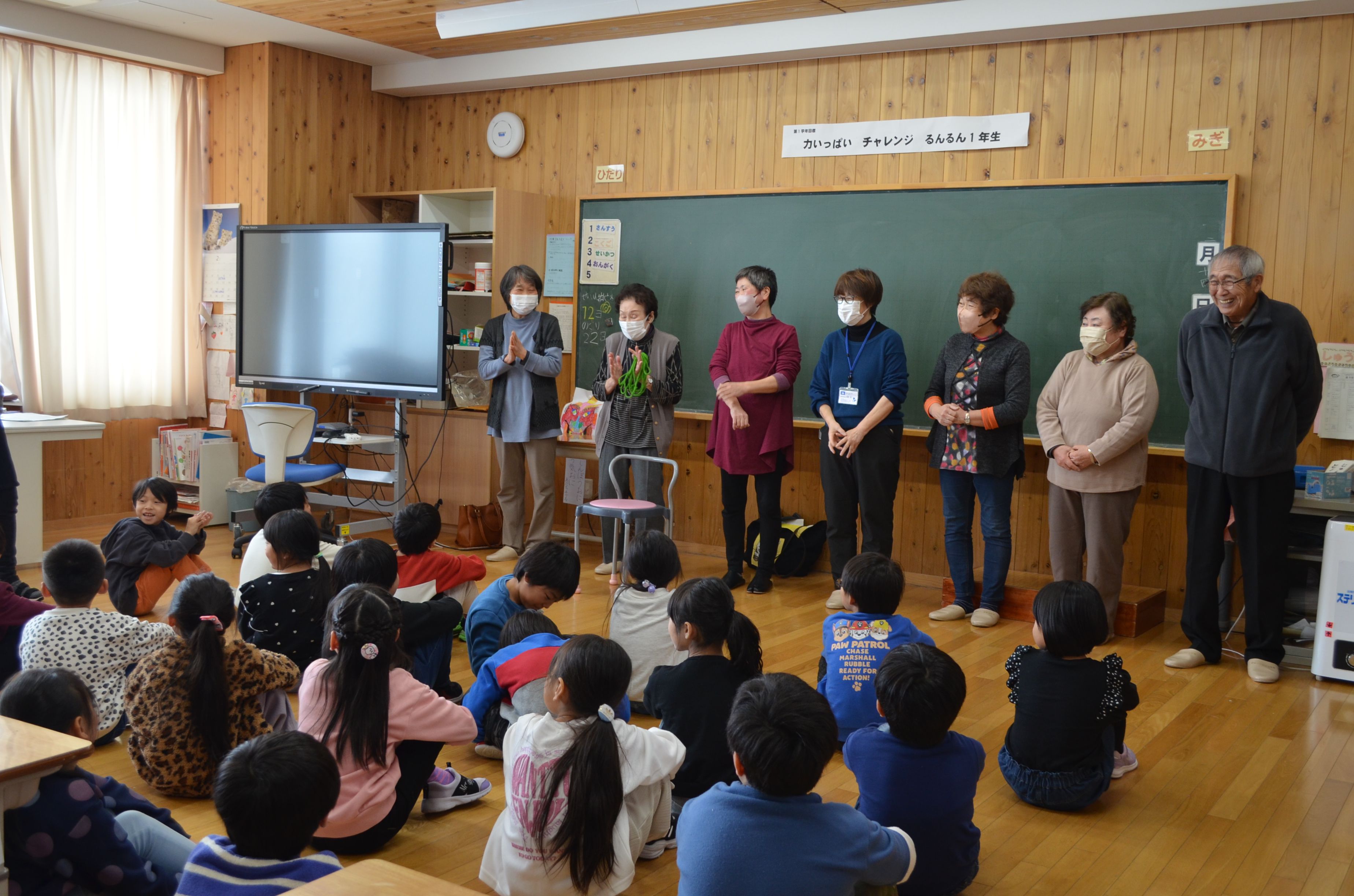 第一小学校1年生と「昔のあそび」で地域の方々と交流！（中部地区公民館）