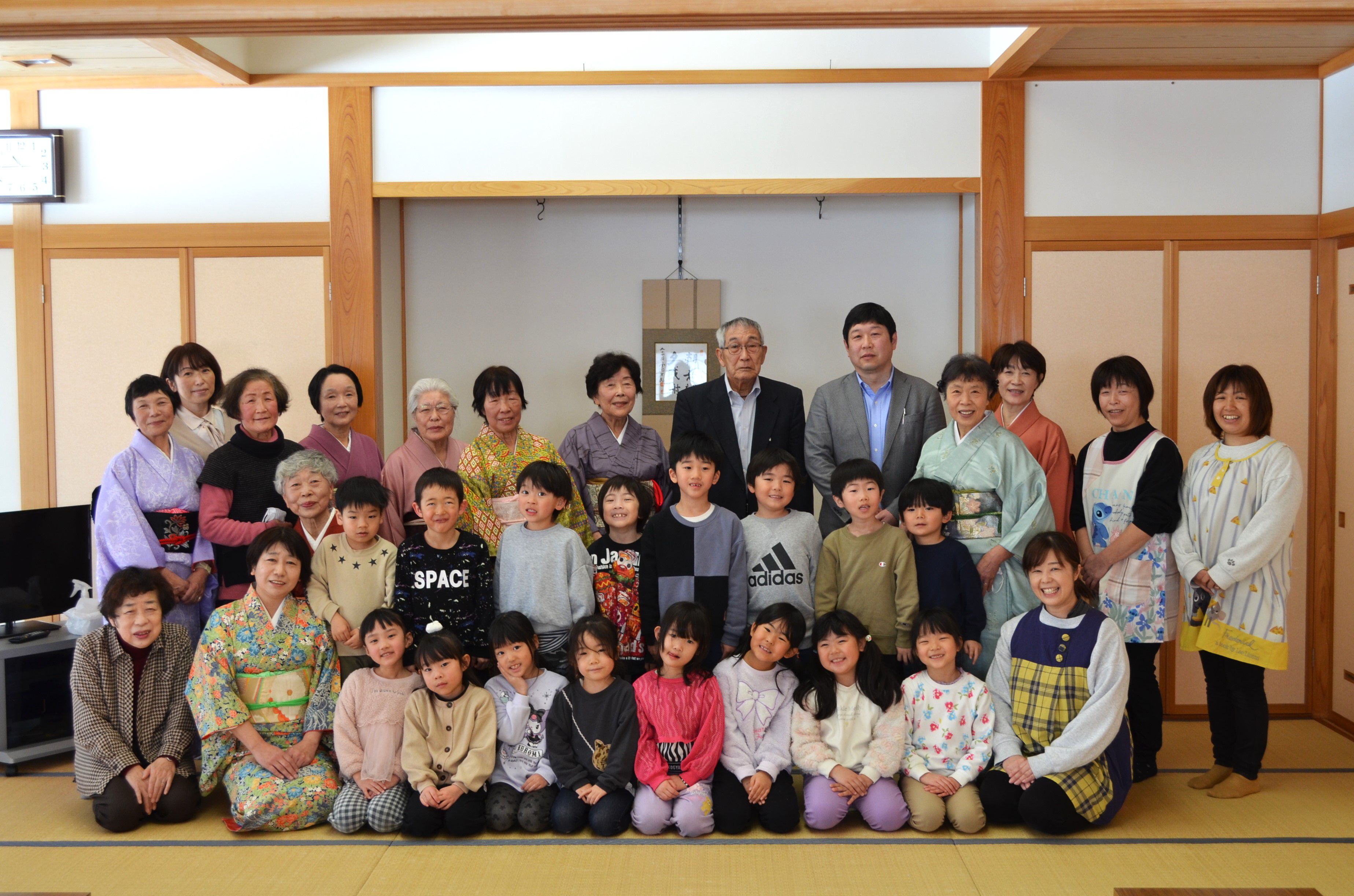 わくわくこども園の年長さんとのお雛様交流会（中部地区まちづくりセンター）