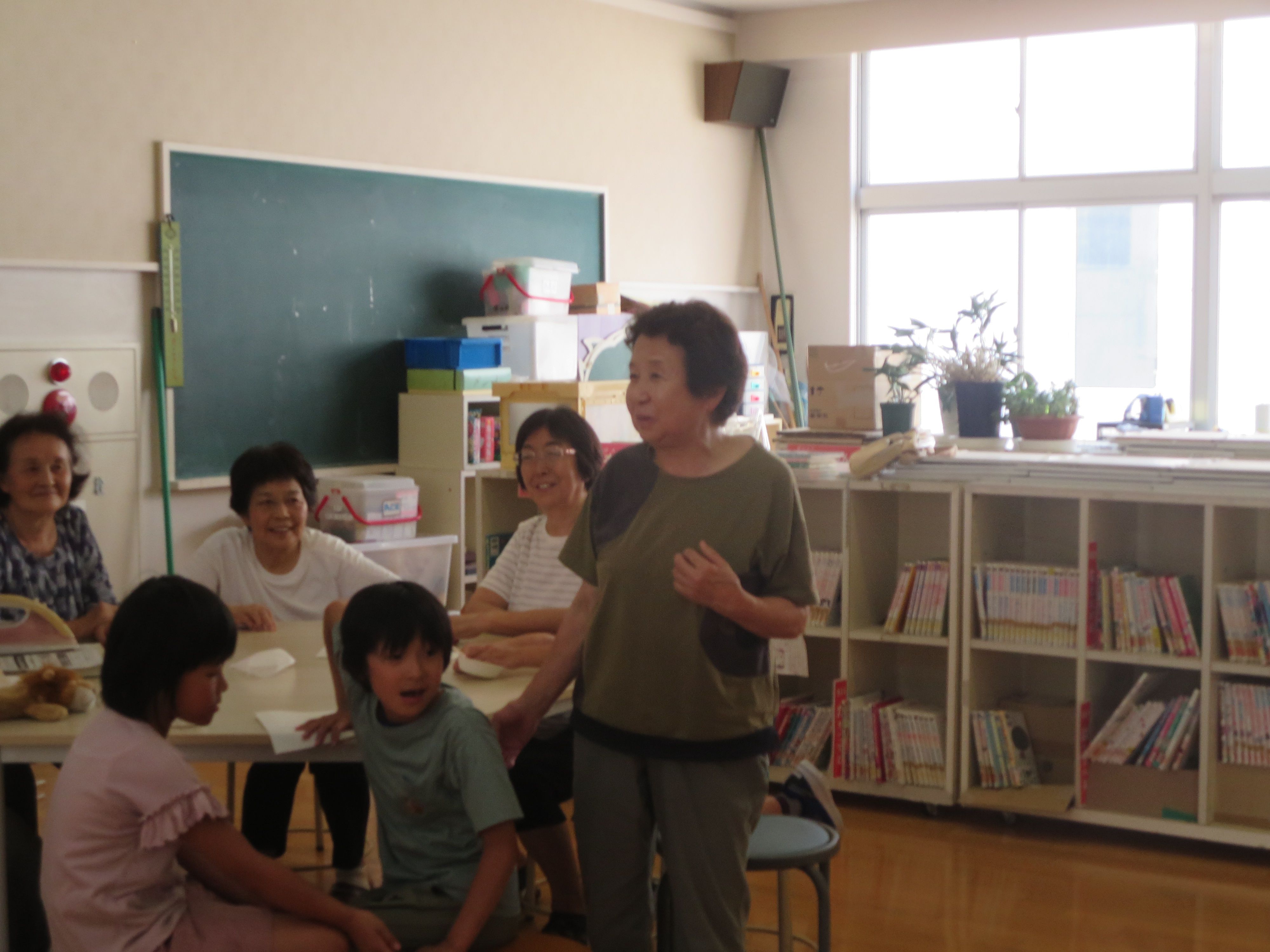 さわやかクラブ・手ノ子小学校交流（西部地区まちづくりセンター）