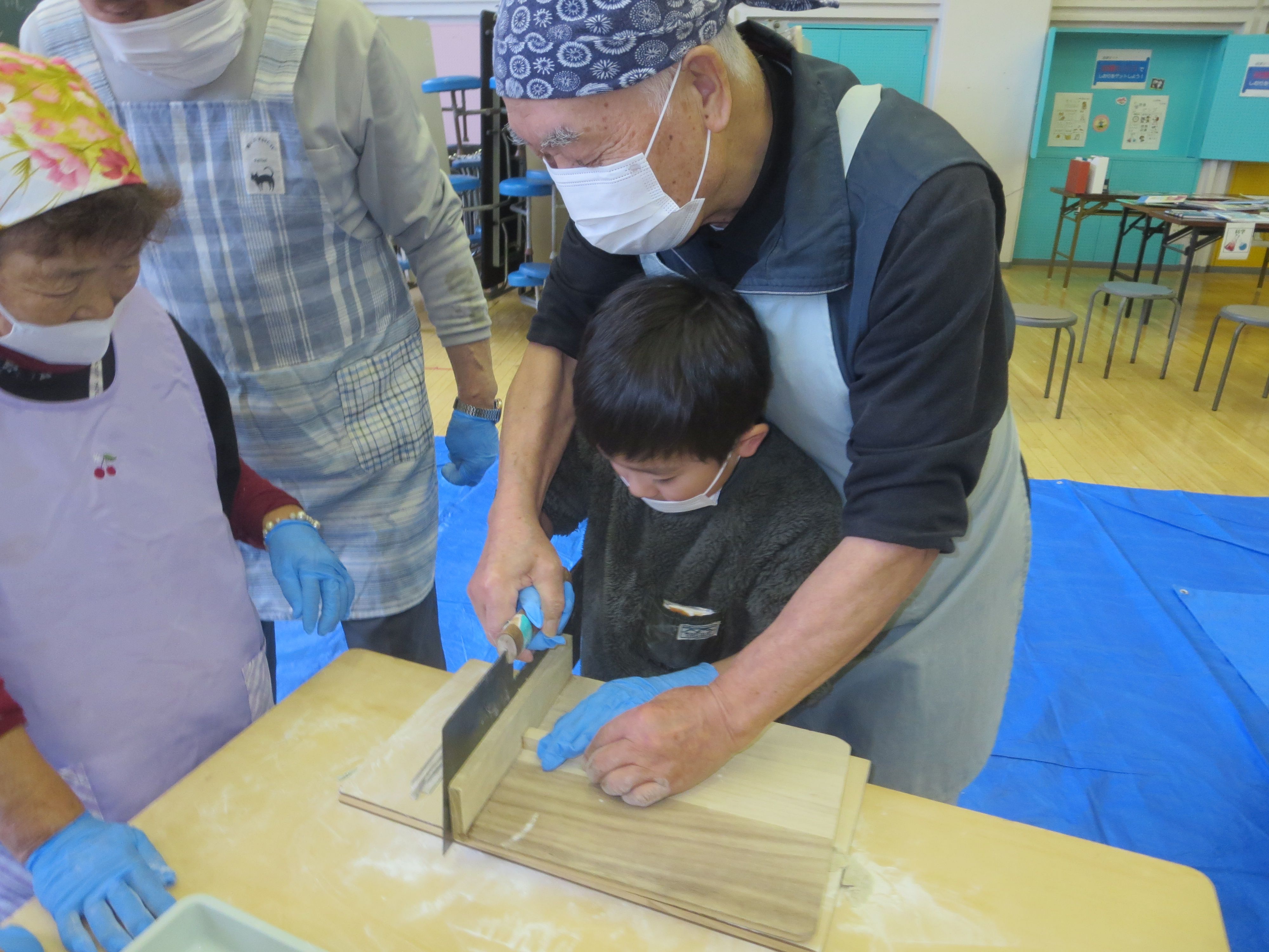 「ふるさと学園」小学生とそば打ち交流会（西部地区まちづくりセンター）