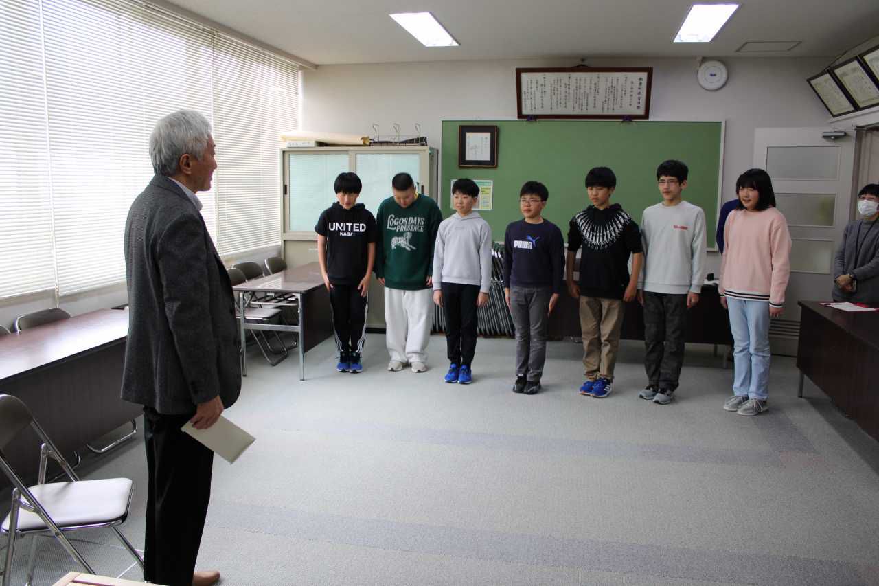 添川小学校卒業卒業生　卒業制作の贈呈式