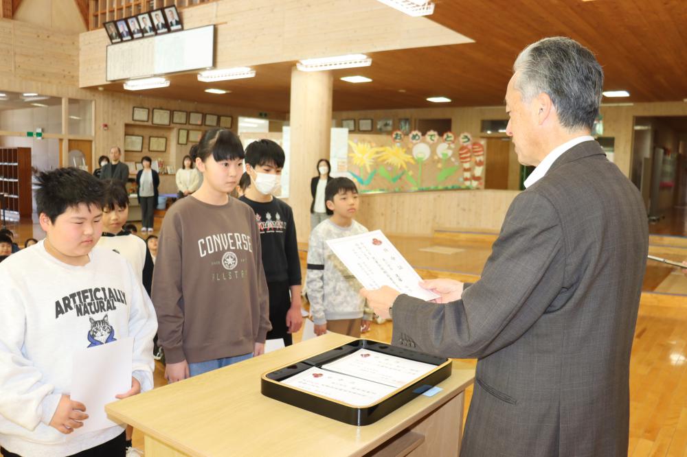 児童会委員長と学級委員の任命式