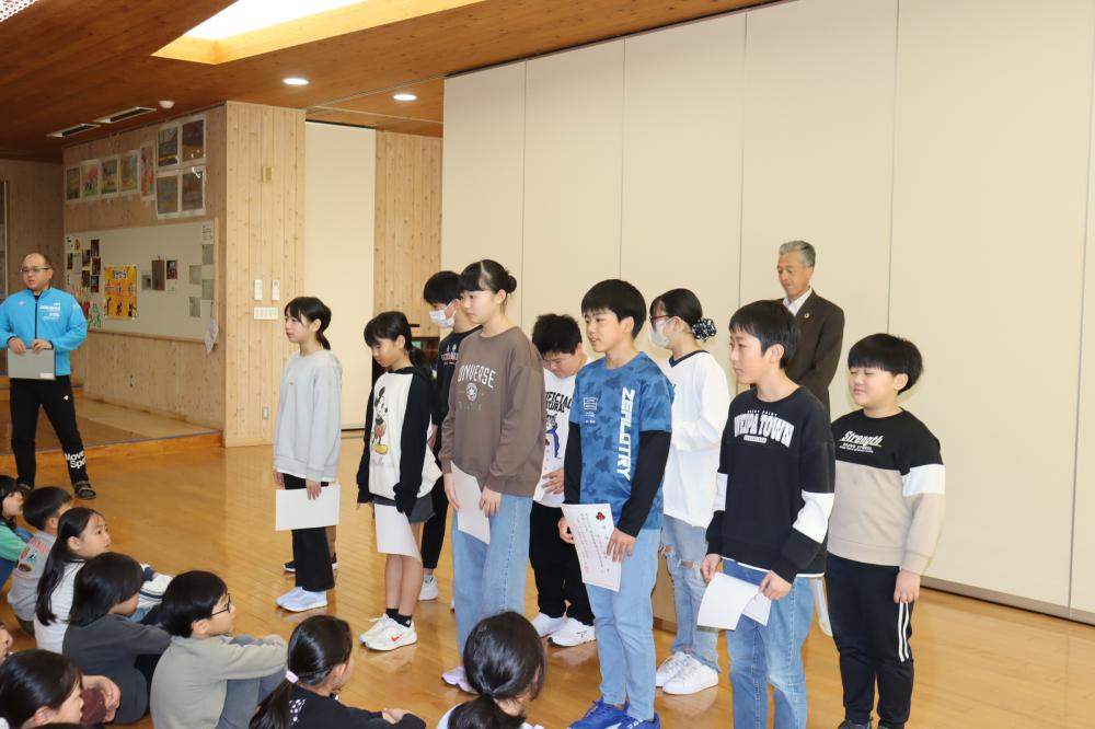 児童会委員長と学級委員の任命式