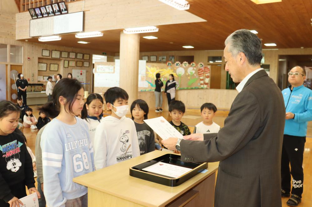 児童会委員長と学級委員の任命式