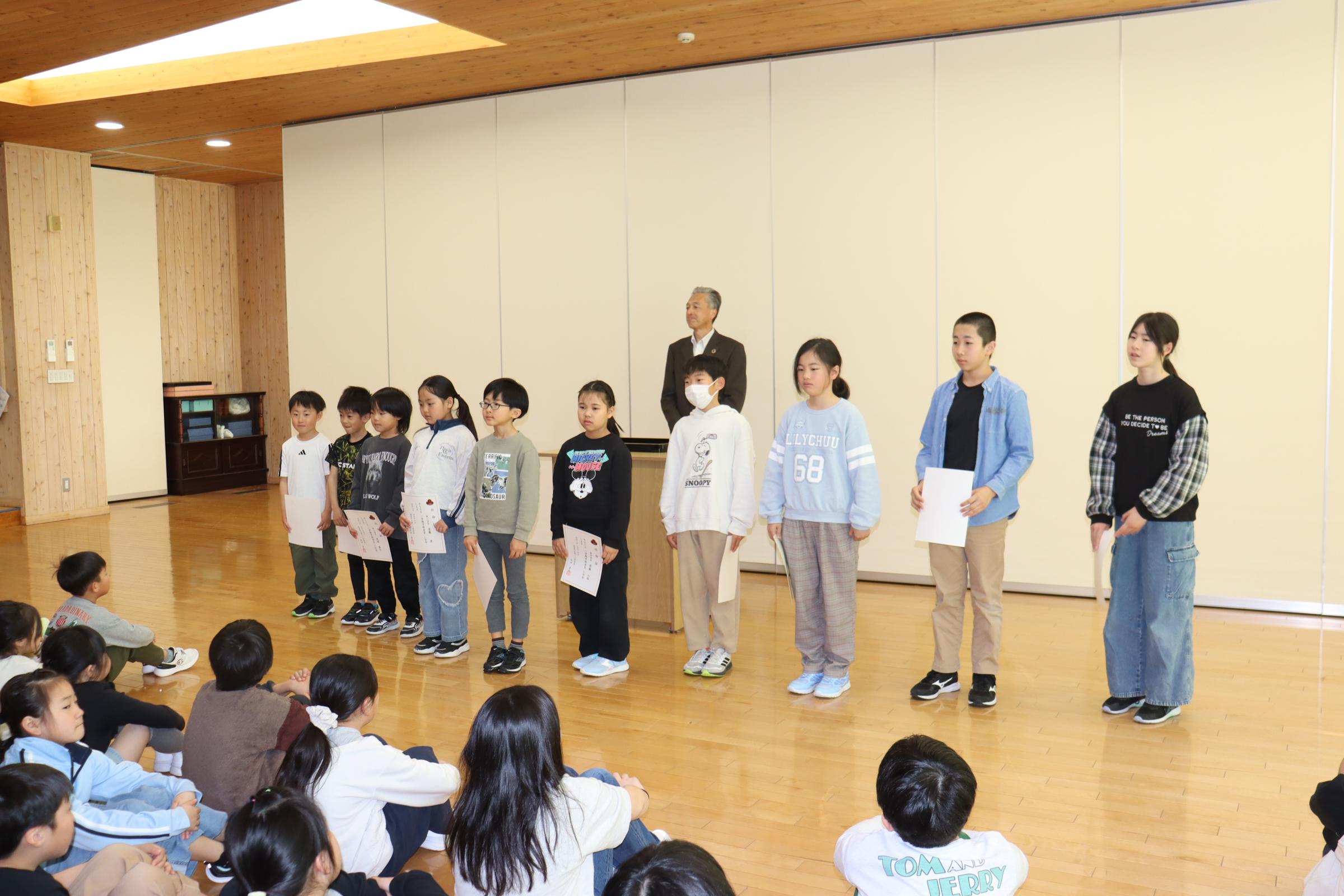 児童会委員長と学級委員の任命式