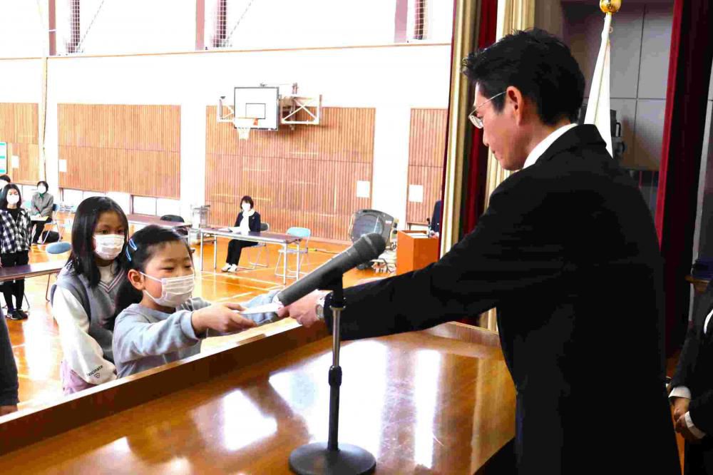 修了証を渡しました　修了式
