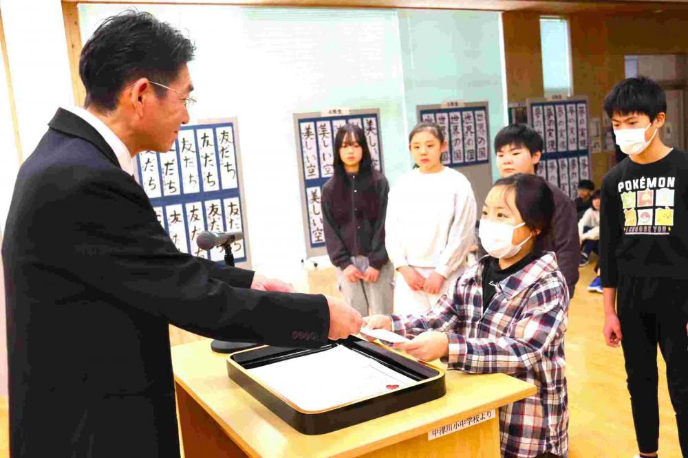 ３学期の学級委員を任命しました