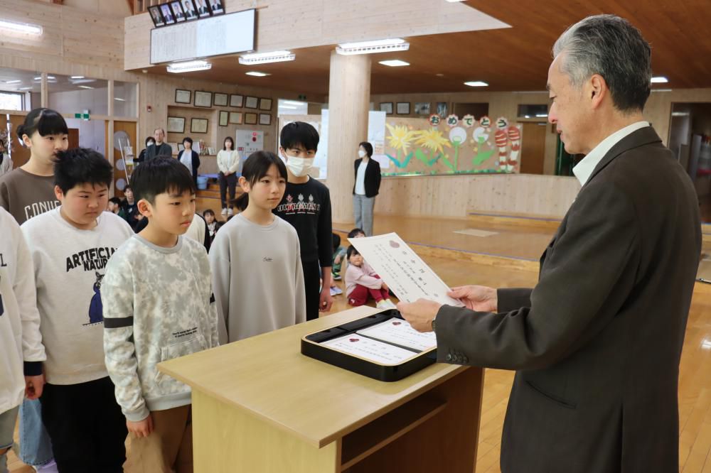 児童会委員長と学級委員の任命式