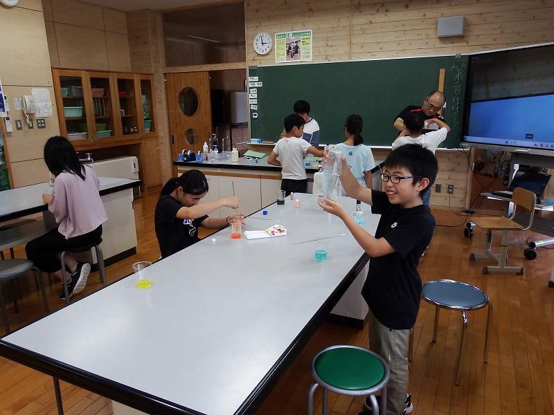 クラブ活動の様子①　理科クラブ・料理クラブ