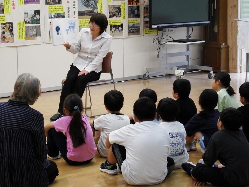 あ～すまいりーずの読み聞かせ（２・４年）