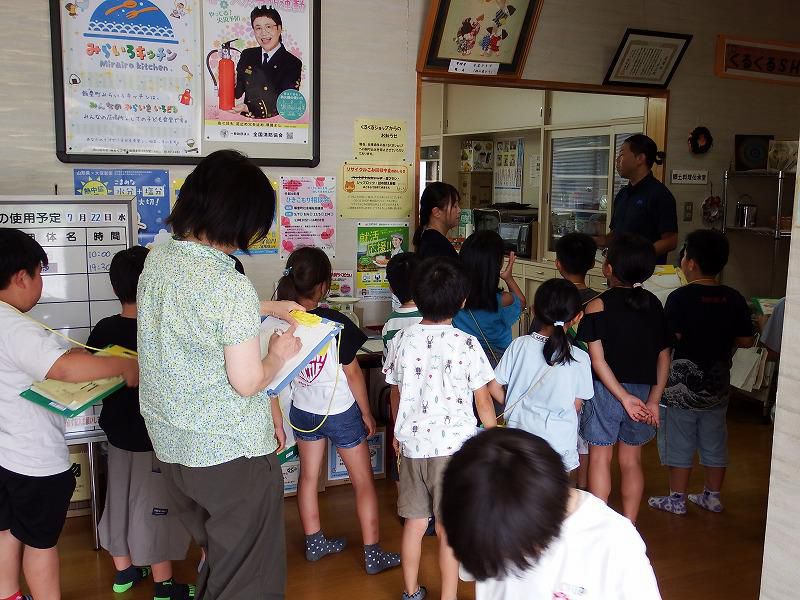 ２年生　生活科地区探検