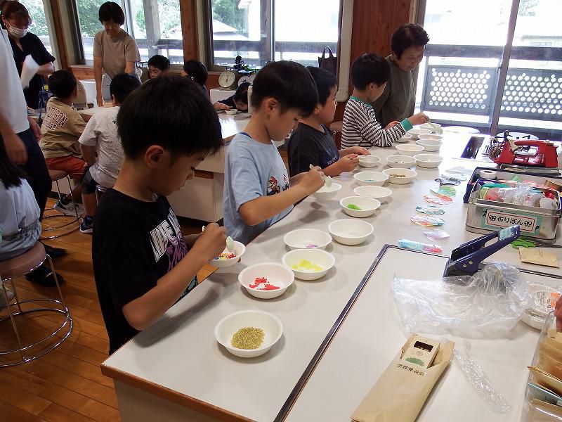 ２年生放課後活動「しおり作り」